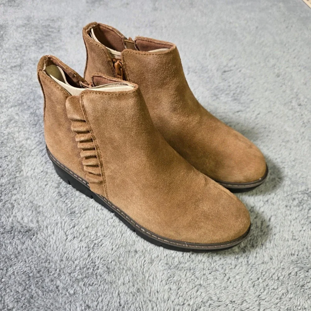 Clarks Womens 7N Airabell Vibe Ankle Boot Dark Khaki Suede Ruffle Wedge Platform